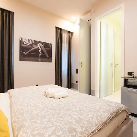 Luxurious Grand Deco On The St Stephen Road Apartment