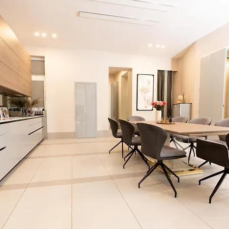 Luxurious Grand Deco On The St Stephen Road Apartment