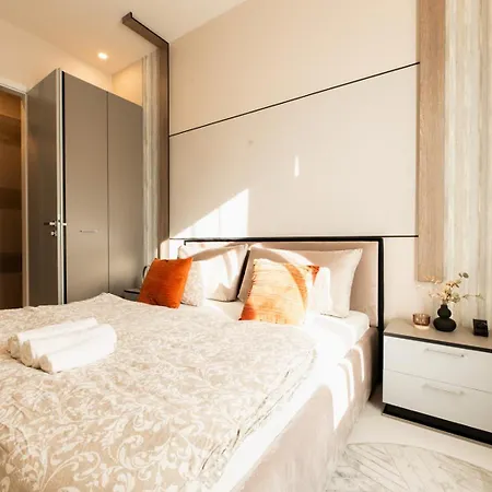 Apartment Luxurious Grand Deco On The St Stephen Road *
