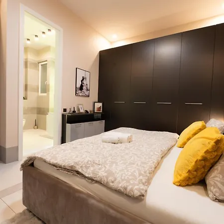 Luxurious Grand Deco On The St Stephen Road Apartment