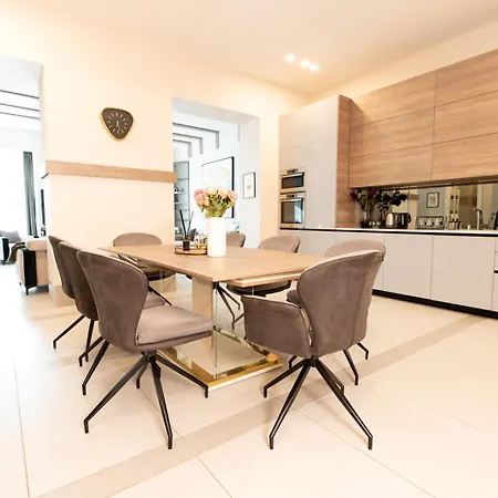 Luxurious Grand Deco On The St Stephen Road Apartment *