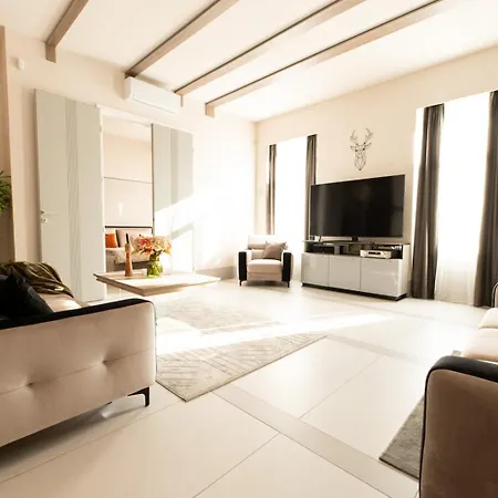 Apartment Luxurious Grand Deco On The St Stephen Road *